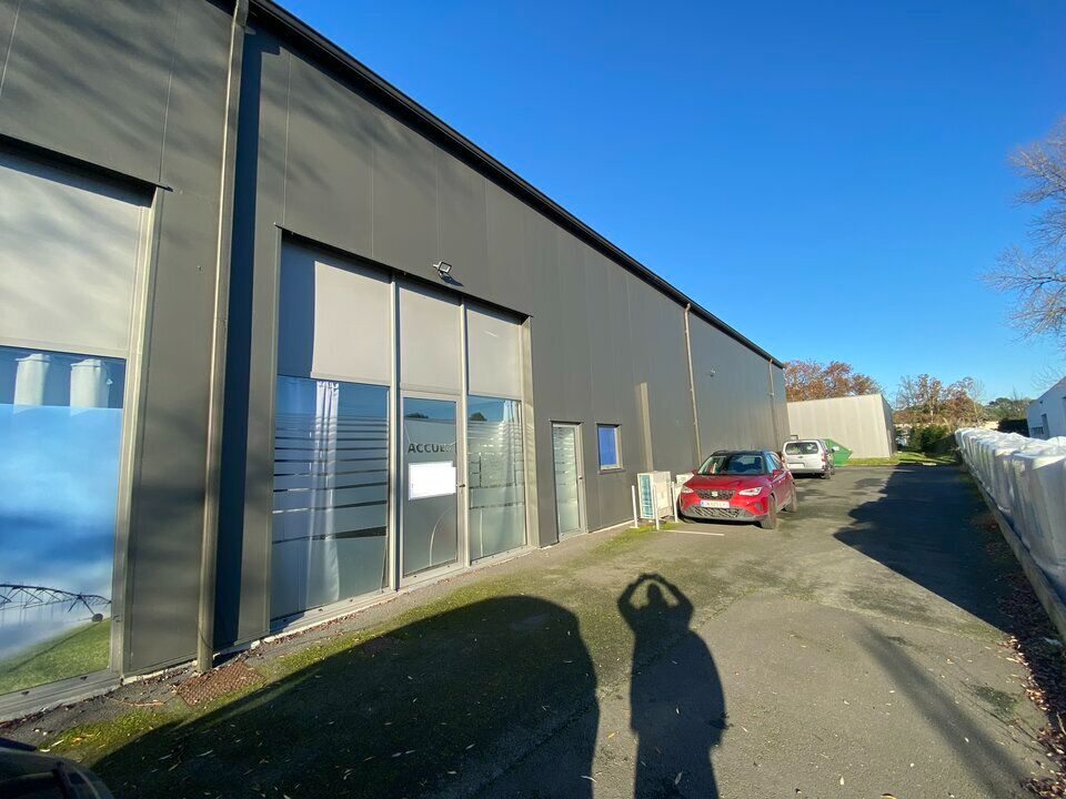 Bâtiment mixte à proximité immédiate de l'A63