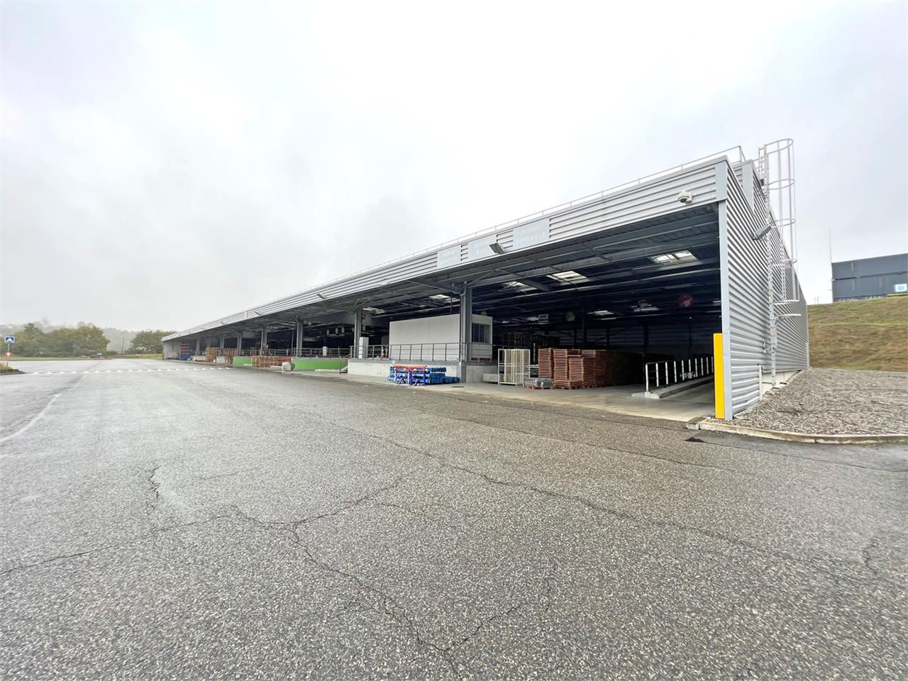 Location local 3092.00 m² à BAZIEGE