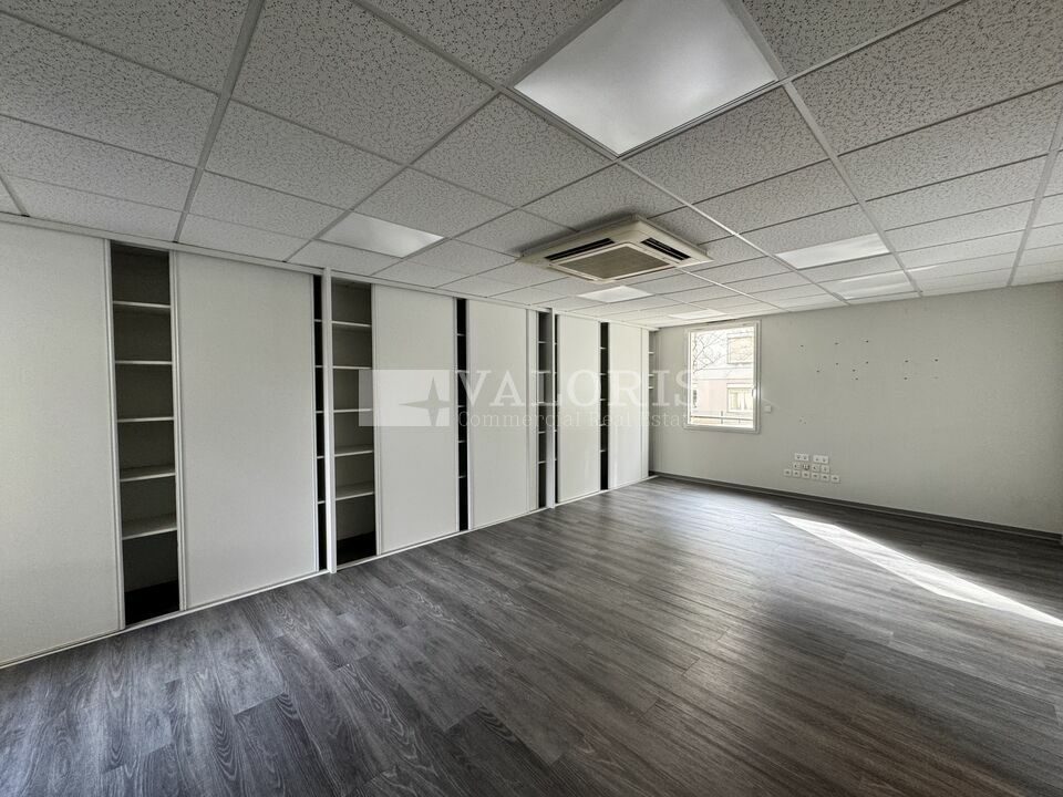 Valoris Real Estate vous propose ces bureaux fonctionnels et lumineux, parfaitement adaptés aux professions libérales et médicales, situés à seulement 5 minutes à pied du métro Sans-Souci