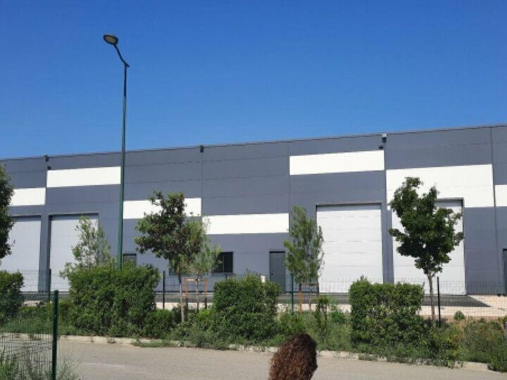 Location local d''activites 2808 m² divisibles à partir de 144 m²
