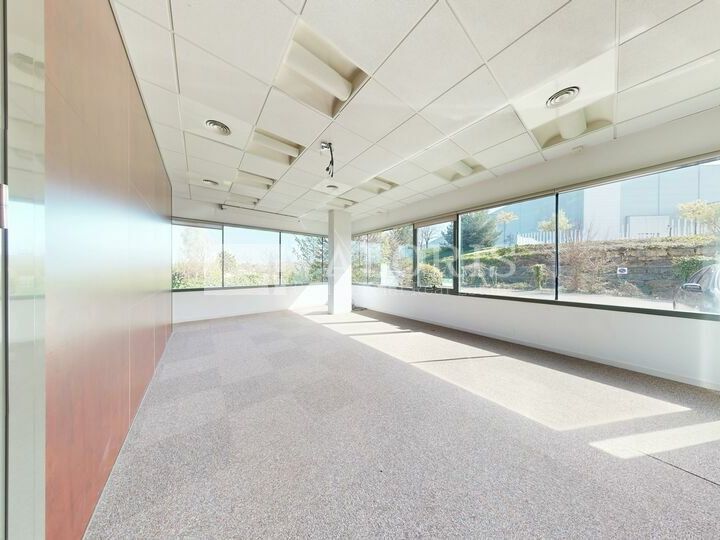 Dans une copropriété verdoyante, surface de bureaux équipée avec 12 bureaux + salle de réunion, cuisine haut de gamme, terrasse privative.