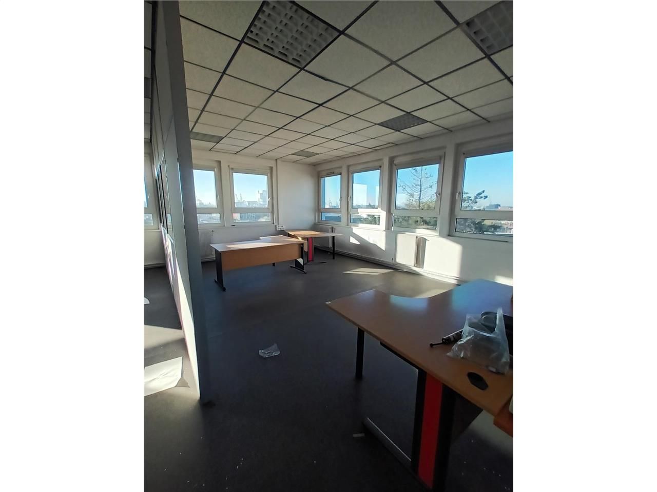 A proximité des boulevards industriels.