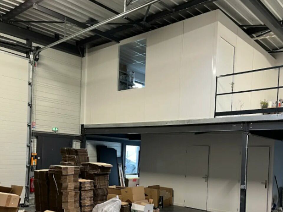 Valoris Real Estate vous propose un local d'activité récent au sein d'un parc idéalement situé sur la commune de Sarcey à 2 minutes de l'autoroute A89 ce qui permet un accès à Lyon en moins de 30 minutes.