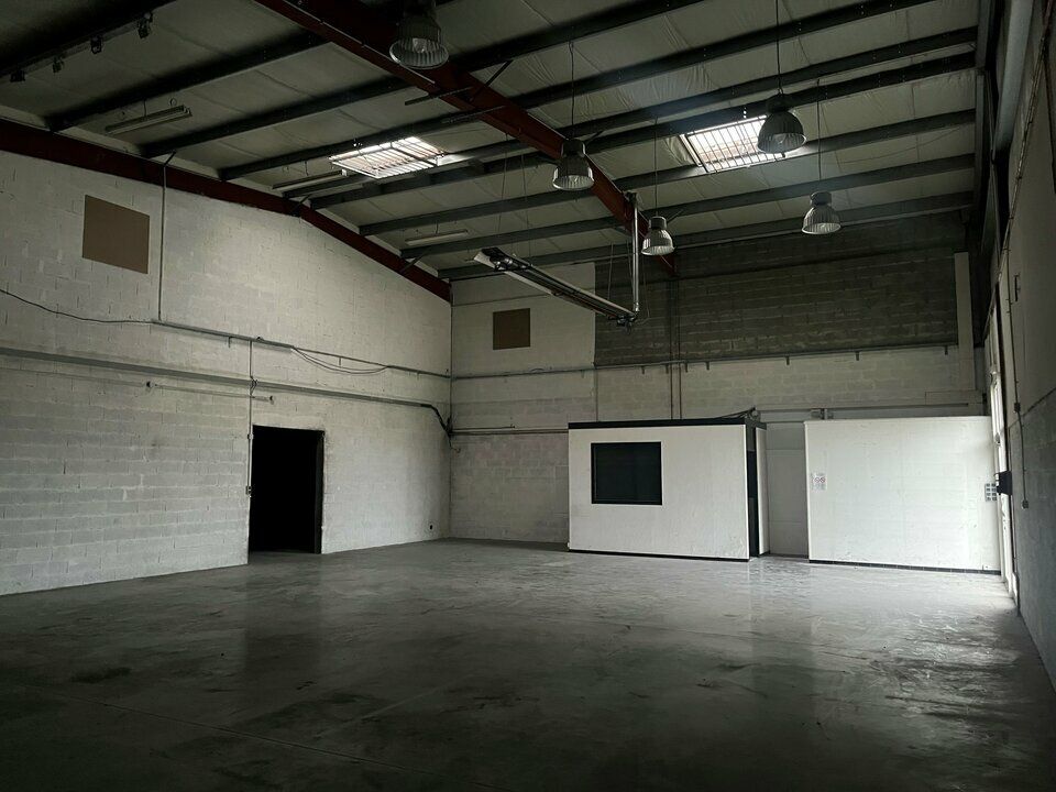 Vente local d''activites 1300 m² non divisibles