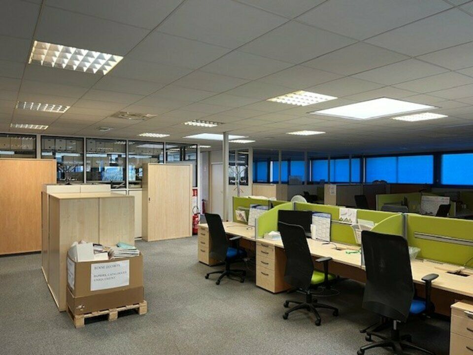 A louer beau plateau de bureaux avec un local d'activités