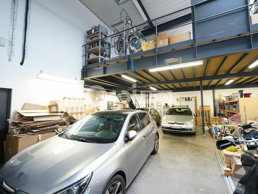 LOCAL D'ACTIVITE A LOUER - 615 M2 - VAULX EN VELIN