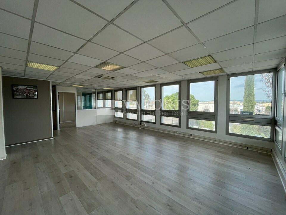 VALORIS MEDITERRANEE vous propose, à la location, trois lots de bureaux au coeur de la ZI des Milles. Ces surfaces de bureaux disposent d'une excellente visibilité, sur un axe passant et à proximité des grands axes (A8, A51, A7, D9). 