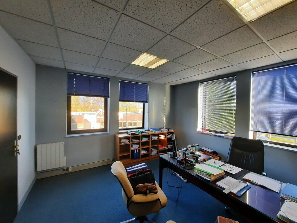 Bureaux cloisonnés - Très bon état - Fibre optique.