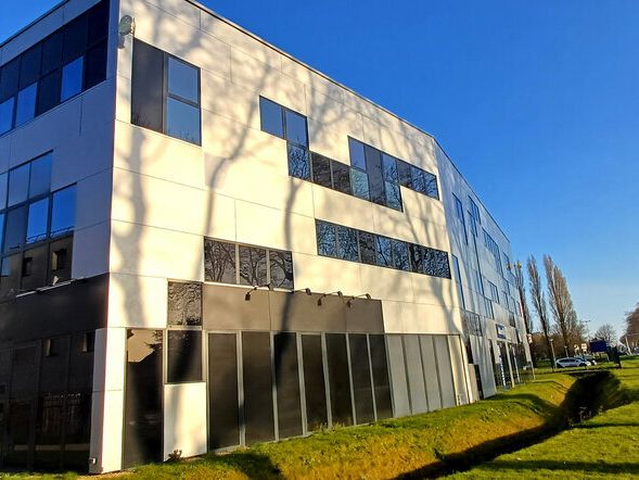 PLATEAU NEUF SUR AXE PASSANT.