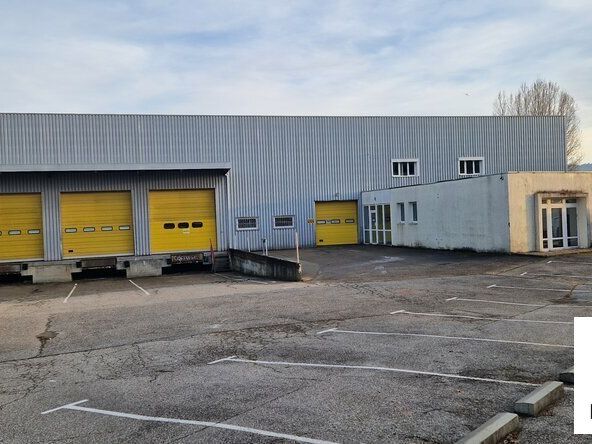 Location local d''activites 1500 m² non divisibles