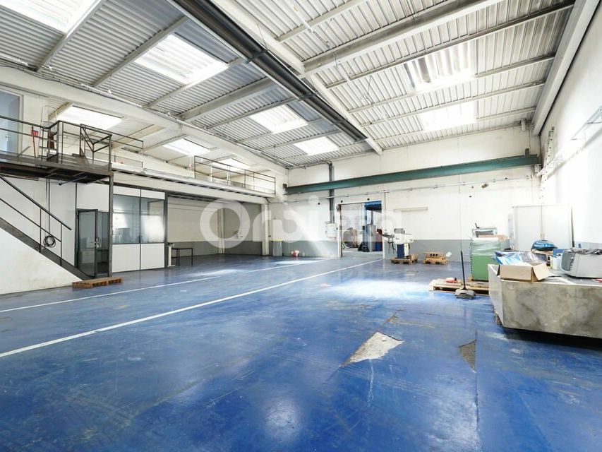 Vente local d''activites 703.99 m² non divisibles