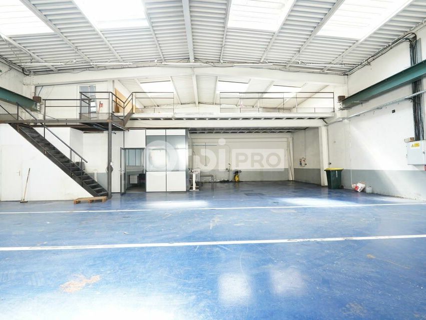 LOCAL D'ACTIVITE A VENDRE - 704 M2 - SAINT PRIEST