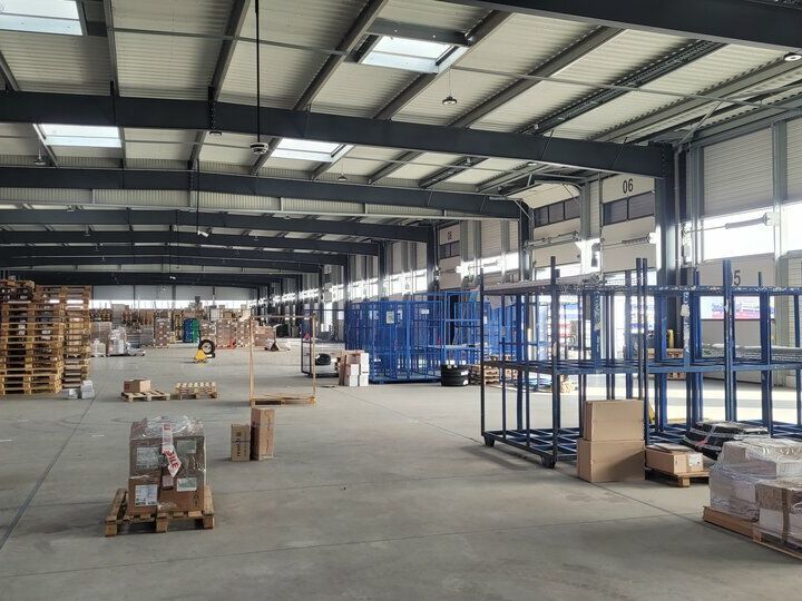 SUPERBE BATIMENT NEUF DE MESSAGERIE SUR ZI.