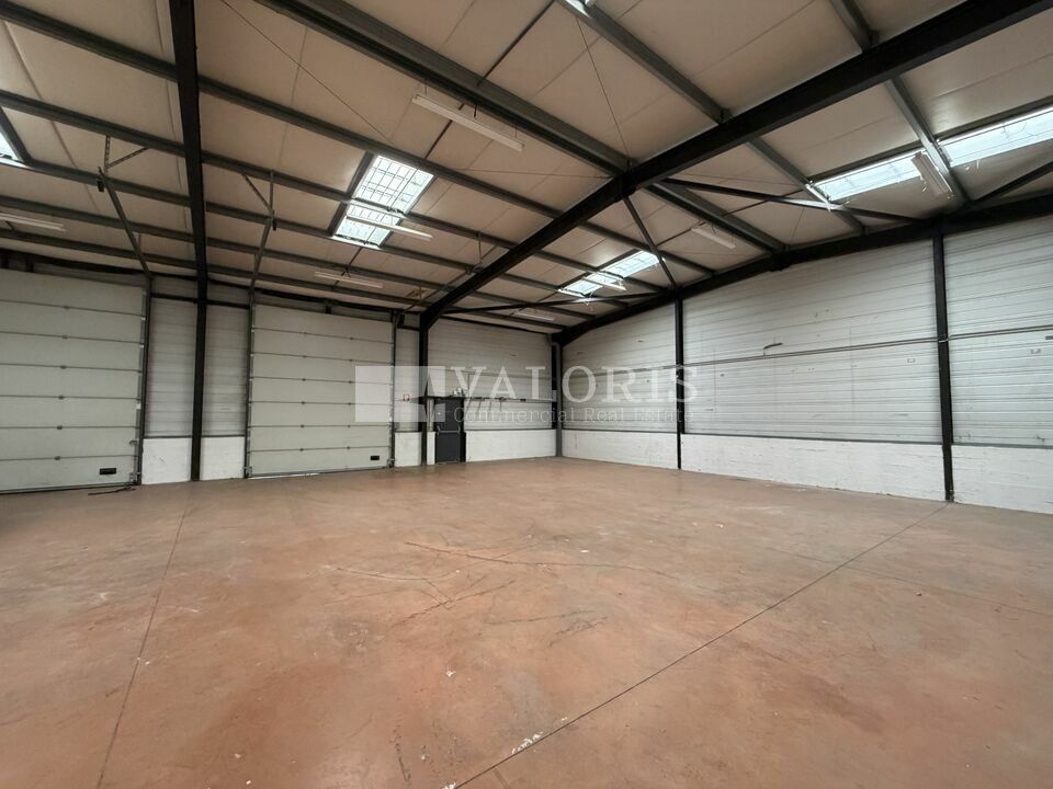 Valoris Real Estate vous propose des locaux mixtes activité / bureaux, idéalement situés au sein de la ZAC Roosevelt à Vaulx-en-Velin et facilement accessible en voiture depuis le périphérique Laurent Bonnevay, la Rocade Est et l'A43 et en TC