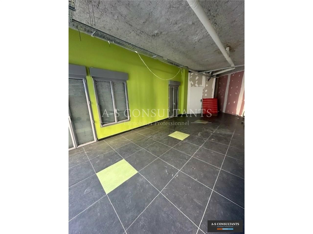 A louer, centre-ville Aix-Les-Bains (73100),  local commercial de 75 m² en rez-de-chaussée avec 2 vitrines. Très lumineux avec de nombreux ouvrants. Idéal commerce, bureau, professions libérale. Nombreux parkings à proximité.