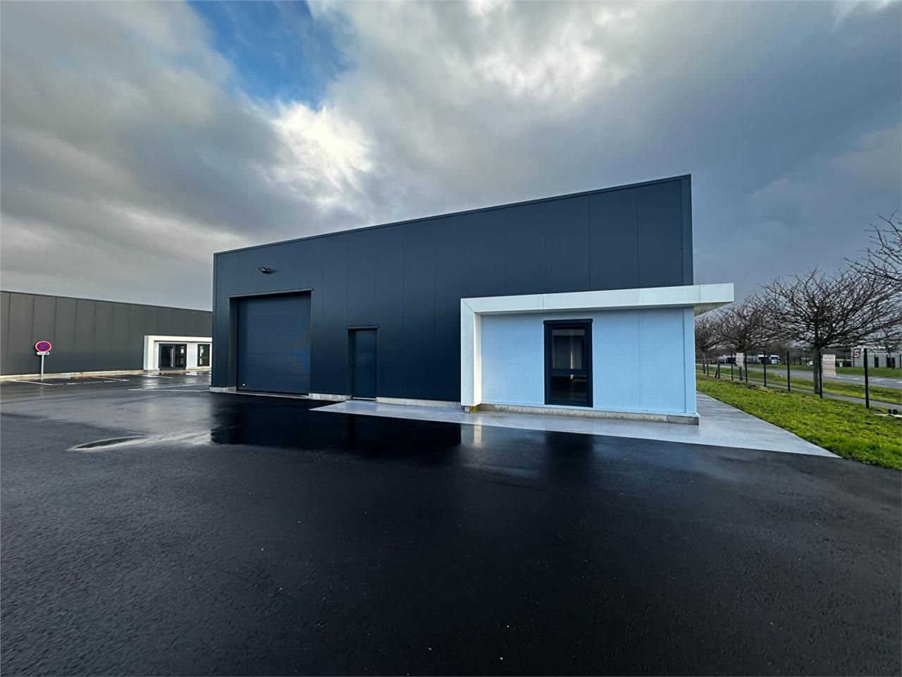 Location local 180.00 m² à SAINT JEAN DE LA NEUVILLE