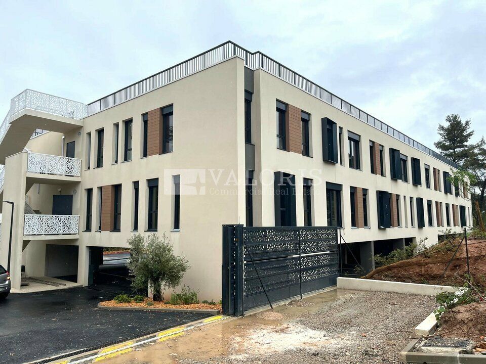 VALORIS MEDITERRANEE vous propose, à la location, des surfaces de bureaux neuves au sein d'un immeuble RE2020 moderne et performant, avec accès direct à l'A8.