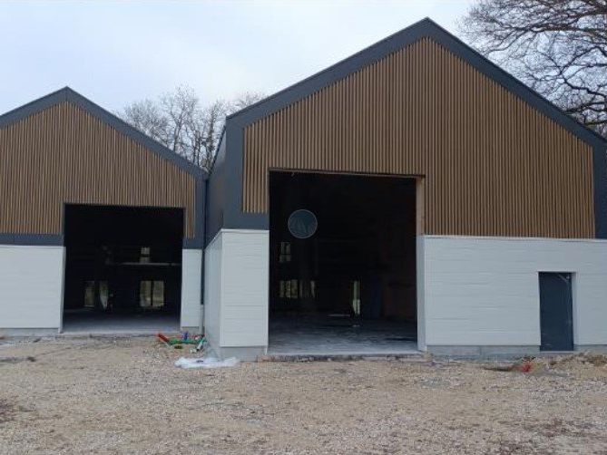 Location local 375 m² à INGRE