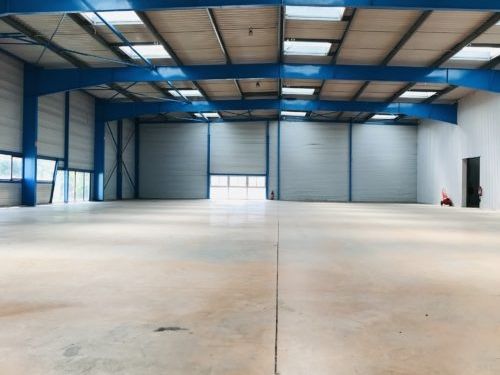Location entrepôts 2300 m² non divisibles