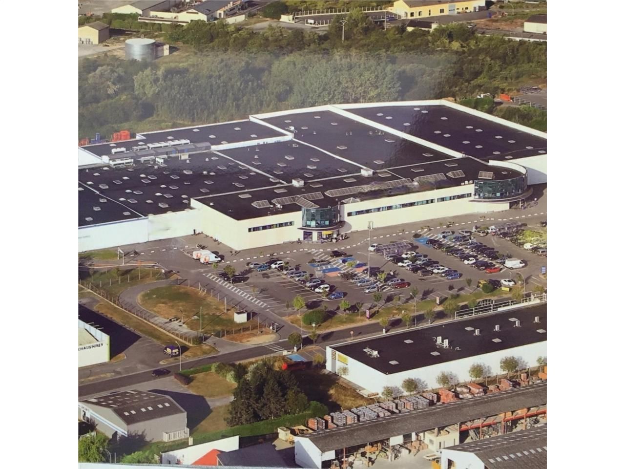 Vente local 17410 m² à Chambry