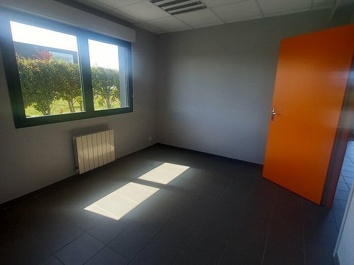 Bâtiment récent indépendant.