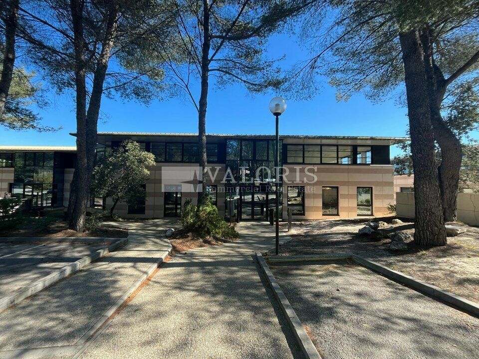 VALORIS MEDITERRANEE vous propose, à la location, de belles surfaces de bureaux idéalement situées au sein de l'Europarc PICHAURY dans un parc tertiaire sécurisé, verdoyant et au coeur de la pinède. Accès stratégiques à proximité immédiate.