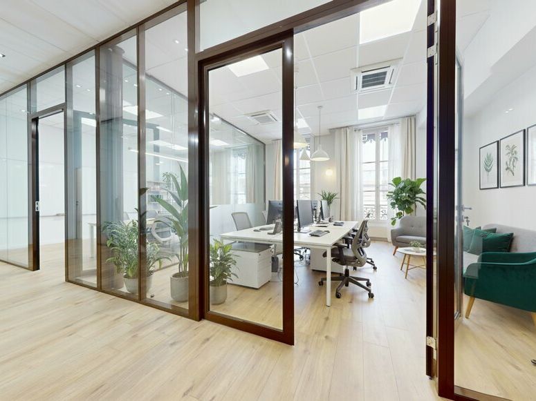 Valoris Real Estate vous propose à l'emplacement des bureaux prestigieux situés en plein cœur de la Presqu'île, dans un quartier emblématique bénéficiant de nombreux commerces, services et d'une excellente desserte en transports en commun