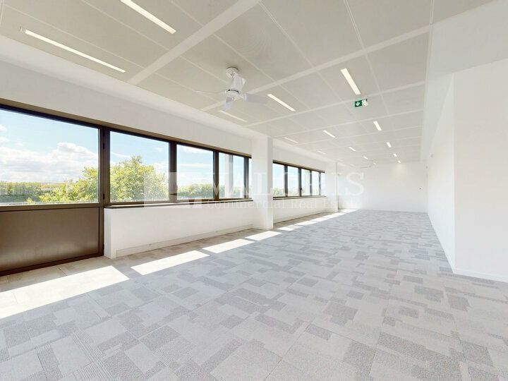 Au coeur du quartier d'affaires Lyon Confluence, dans l'ilôt LYCORNE, nous vous proposons des bureaux divisibles, répartis sur 2 immeubles, dont un indépendant. Quartier en plein développement, avec toutes les commodités.