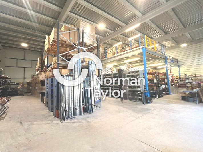 Location local d''activites 920 m² non divisibles