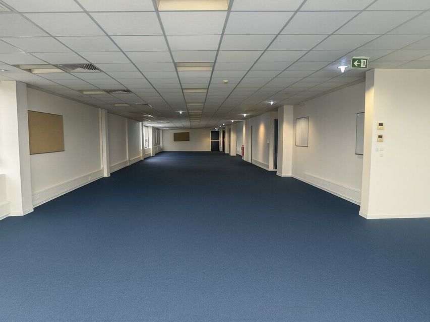 TOURS NORD AERONEF D910 ECHANGEUR A10 - A LOUER BUREAUX  467 M² POSSIBILITE PARKIINGS