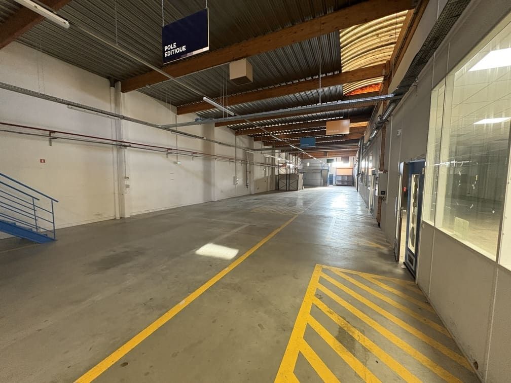 Location entrepôts 1326 m² non divisibles