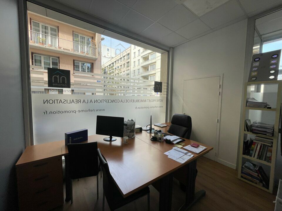 Valoris Real Estate vous propose un local commercial de 173 m², réparti entre un rez-de-chaussée et un niveau -1, idéalement situé à deux pas du Parc de la Tête d'Or.