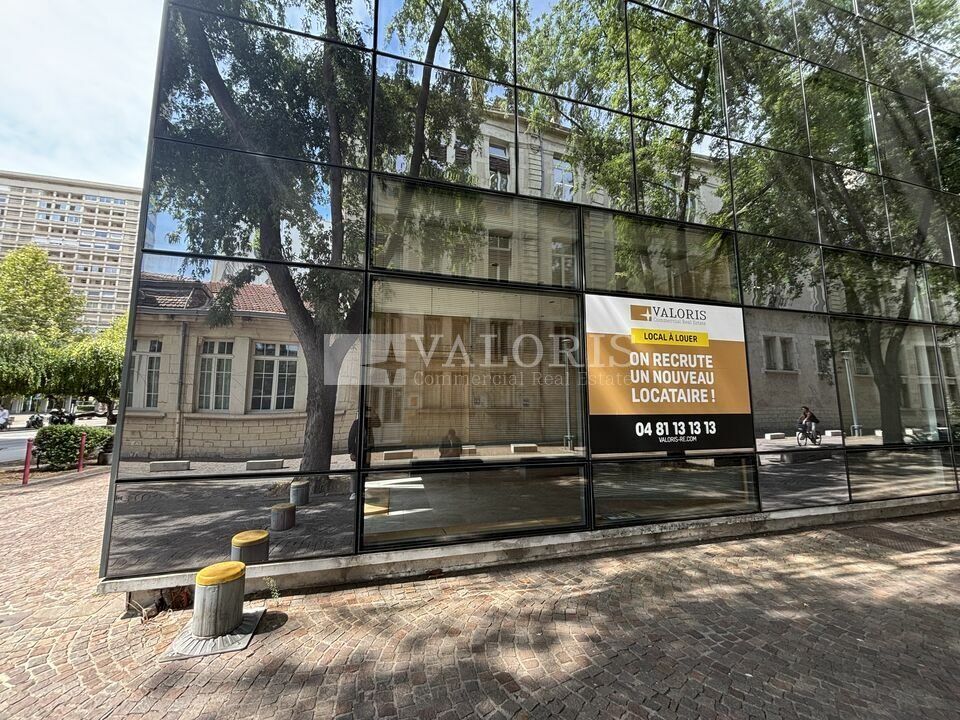 Valoris Real Estate vous propose, idéalement situé sur le Cours Lafayette, à proximité immédiate des Halles Paul Bocuse, ce local commercial de 90 m² bénéficie d'un emplacement stratégique au cœur du 6ᵉ arrondissement de Lyon.