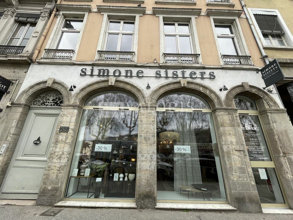 Valoris Real Estate vous propose un local avec un positionnement prime au coeur de la presqu'île lyonnaise.