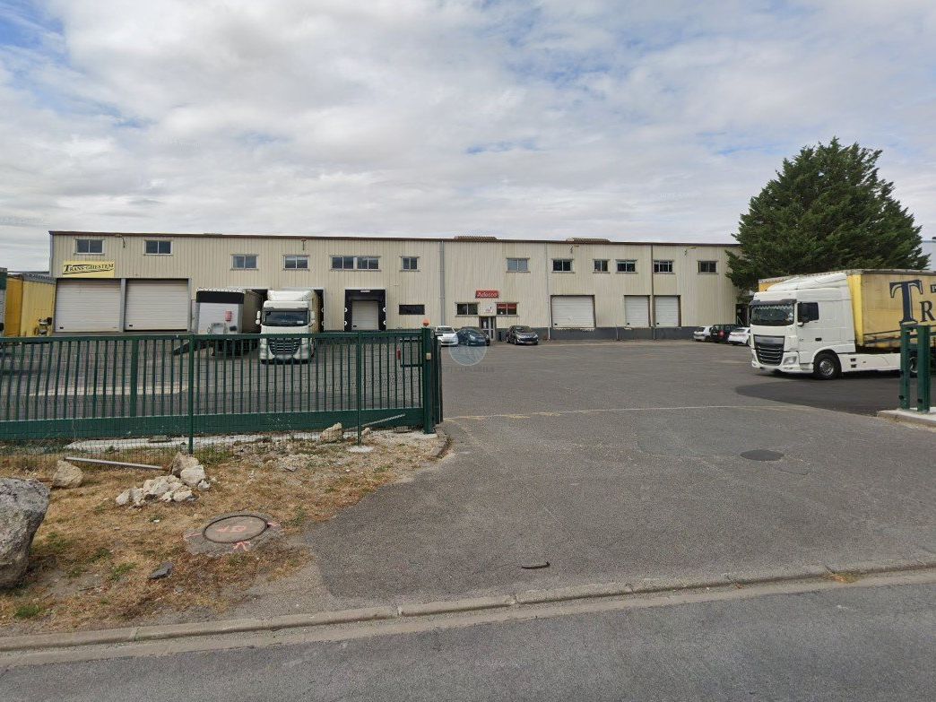 Location local 2453 m² à ORMES