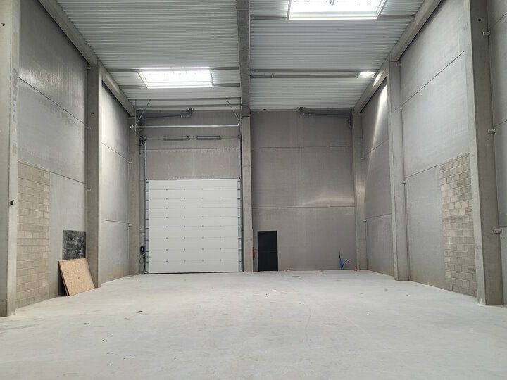 LOCAUX NEUFS DIVISIBLES SUR ZA ST ETIENNE AVEC VISIBILITE DEPUIS VOIE RAPIDE.