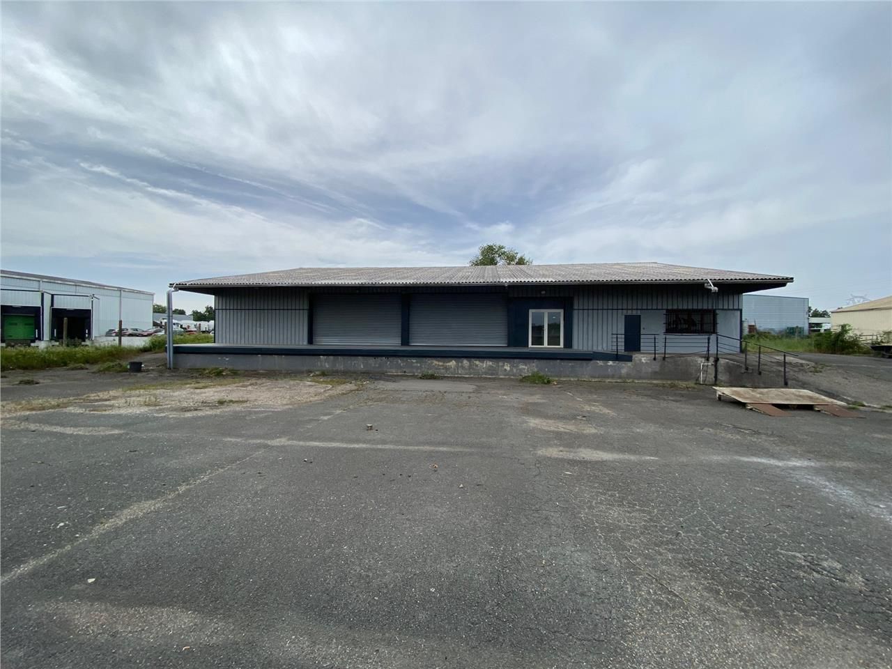 Location local 1028 m² à Saint-Loubès