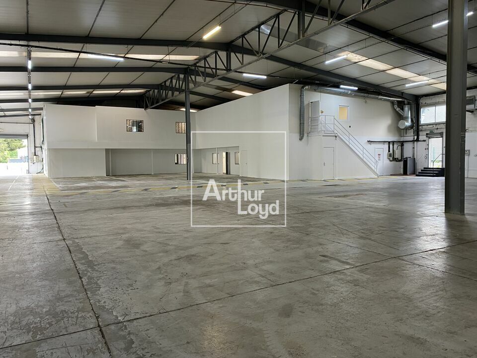Location local d''activites 2348 m² non divisibles
