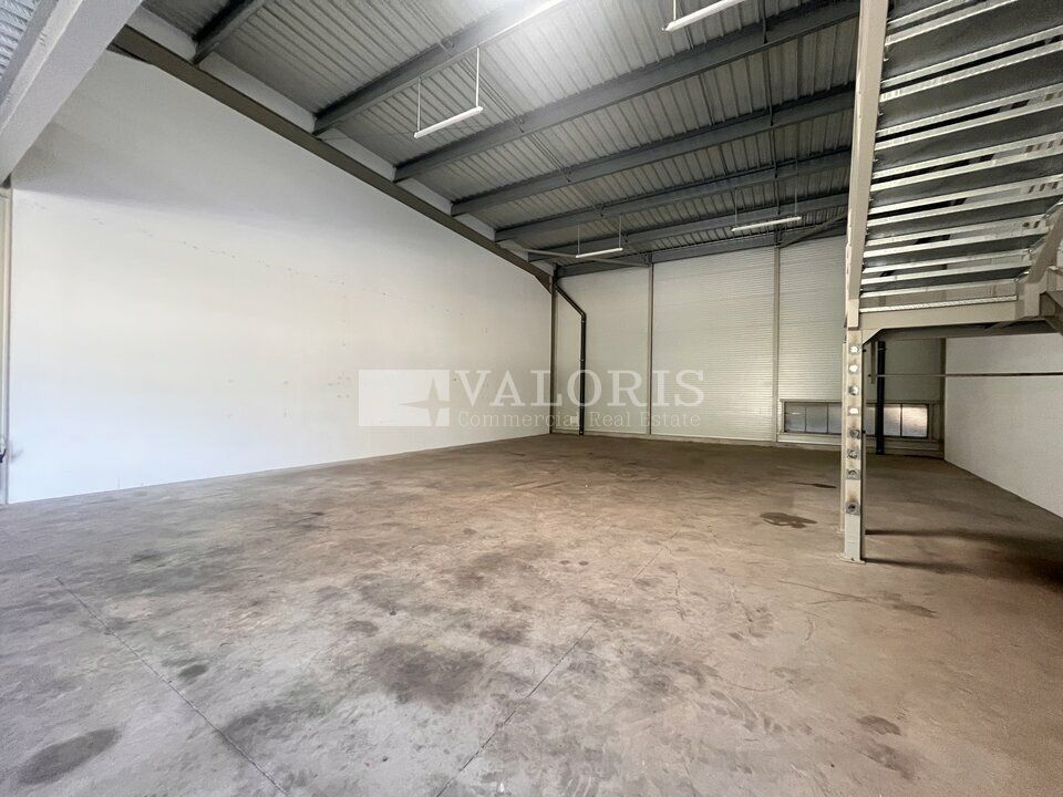 VALORIS MEDITERRANEE vous propose à la location deux cellules d'activités au sein d'un parc très récent sur la zone ATHELIA. Composées d'un beau volume de stockage/entrepôt et d'une mezzanine aménagée avec espace ouvert et trois bureaux clôturés.