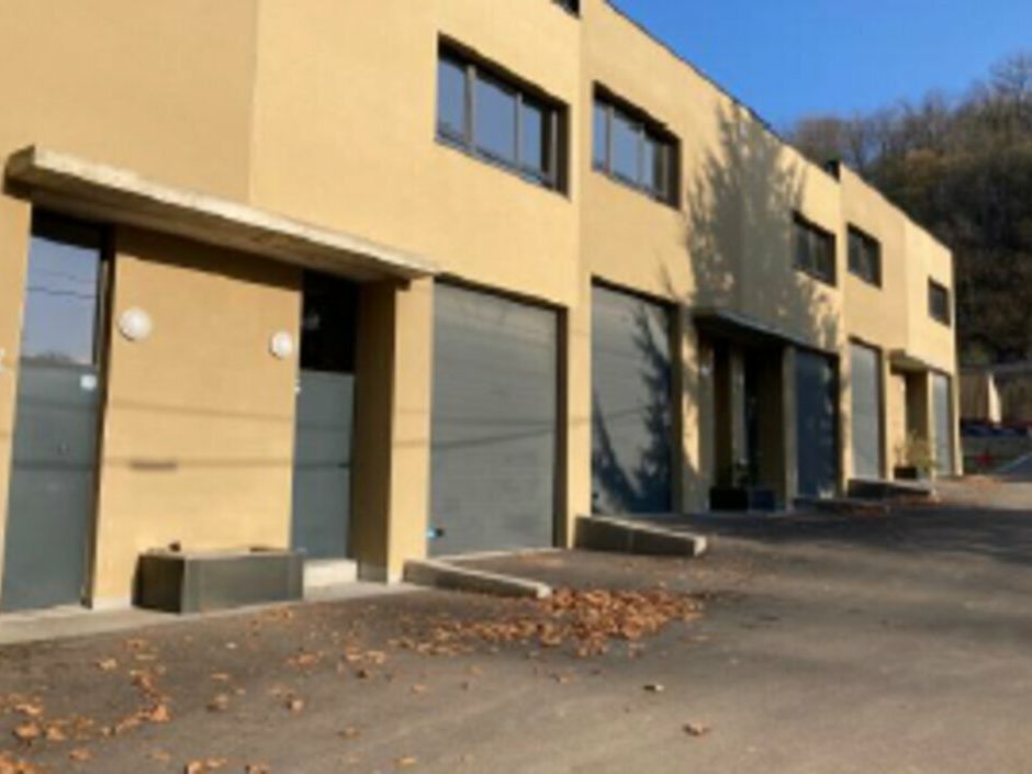 Location local d''activites 1640 m² divisibles à partir de 134 m²