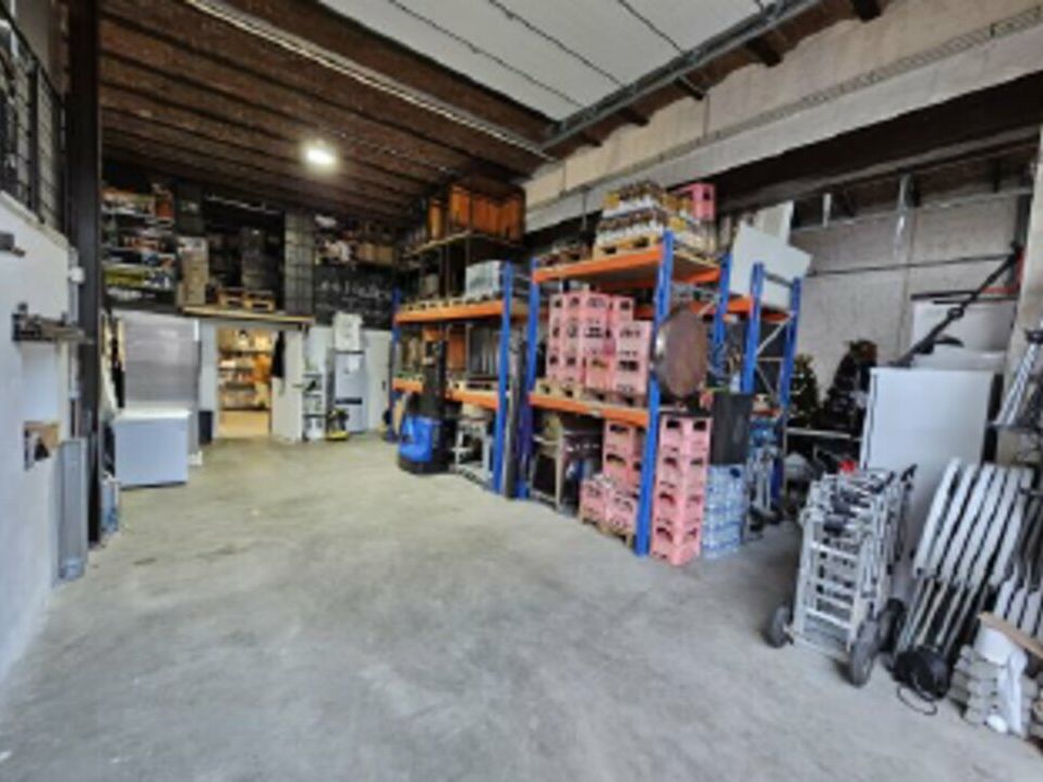 Valoris Real Estate vous propose à la location plusieurs cellules d'activités dans un parc très agréable du Val de Saône. Ce bâtiment offre de belles cellules artisanales avec des prestations de qualité sur deux niveaux.