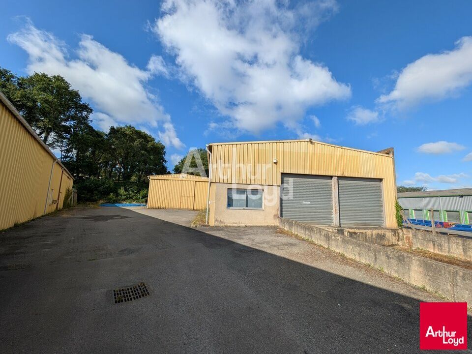 SAINT JACQUES DE LA LANDE - ENTREPOT A LOUER AVEC QUAIS - 1000 M²