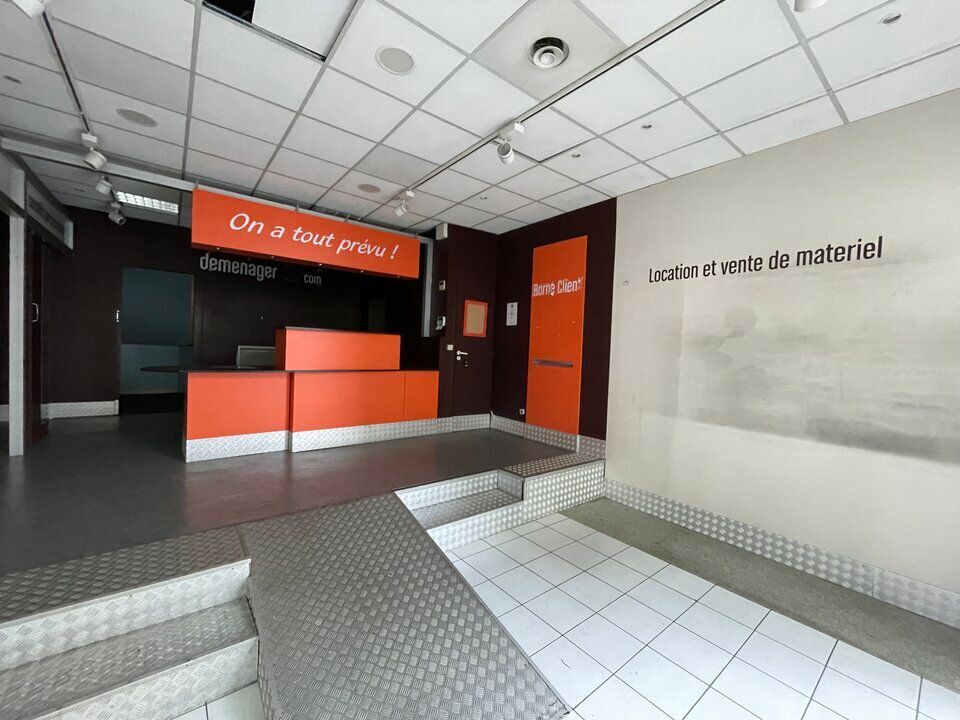 Valoris Real Estate vous propose un local commercial de 71 m², idéalement situé à proximité immédiate de la Place Guichard, dans un environnement dynamique et très bien desservi par les transports en commun (métro, tram et bus).