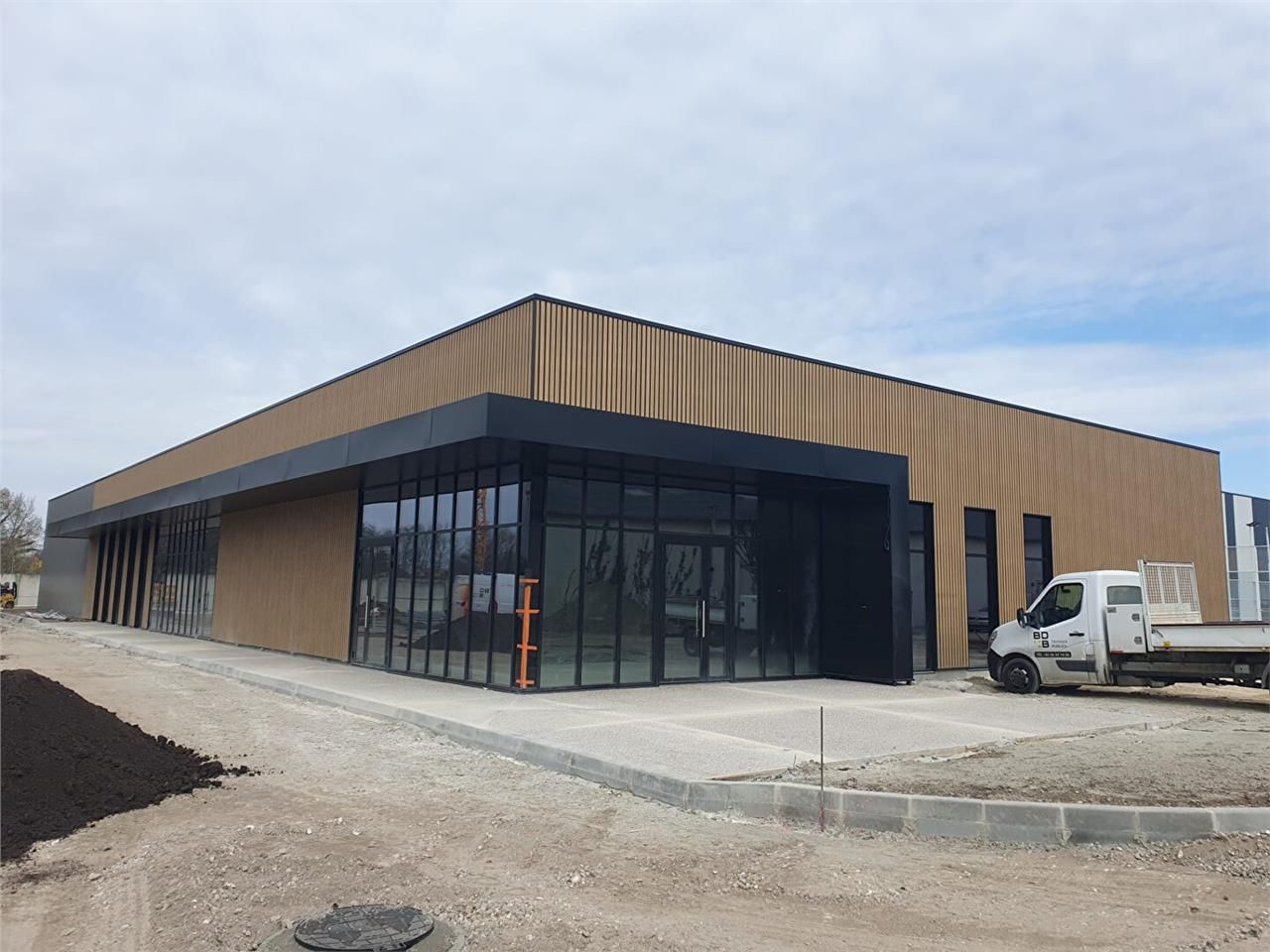 Location local commercial 350.00 m² à SAINTE EULALIE