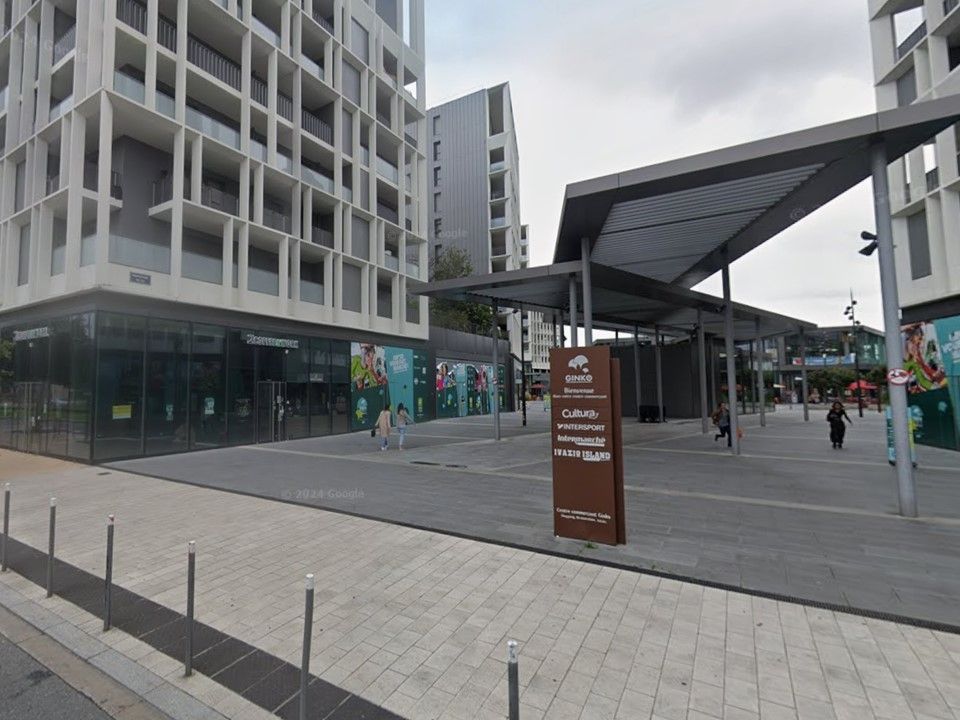 Location local commercial 258.00 m² à BORDEAUX