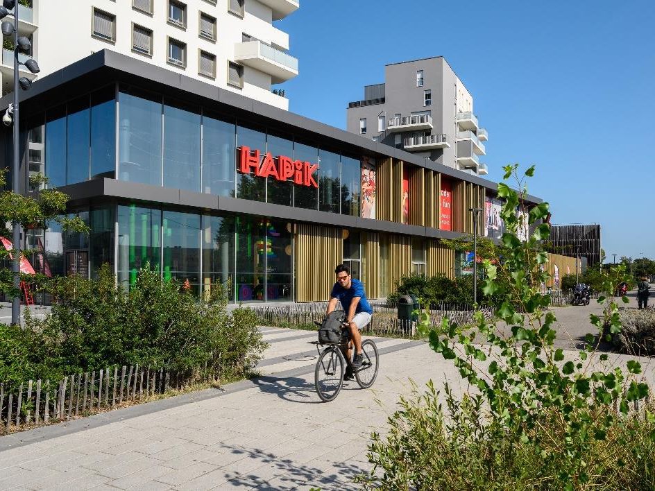 Location local commercial 495.00 m² à BORDEAUX