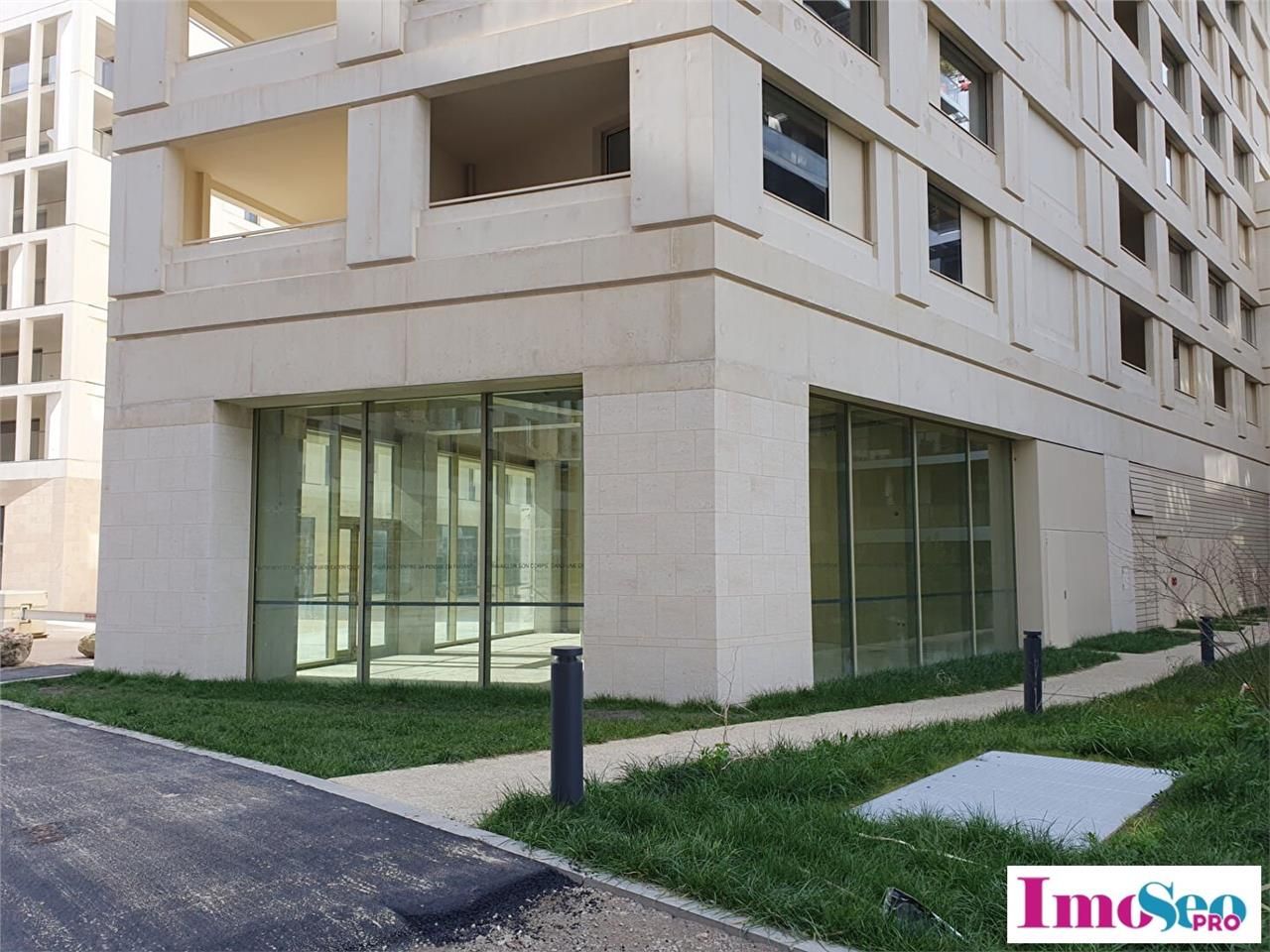 Location local commercial 132 m² non divisibles