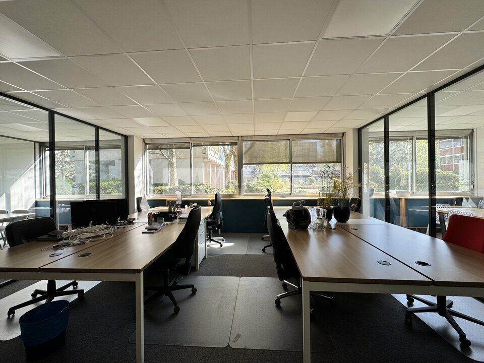 Valoris Real Estate vous propose une surface de bureaux clés en main de 85 m², située en rez-de-chaussée d'un immeuble tertiaire à Villeurbanne, à proximité immédiate du Tramway T1 et à seulement 10 minutes de Charpennes.