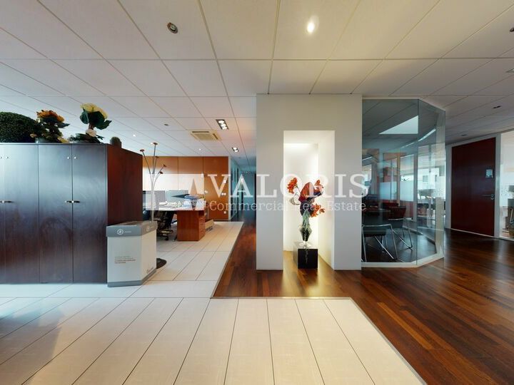 Venez visiter ces locaux très lumineux au 2ème étage, sublime vue sur les mont du Lyonnais assurée !