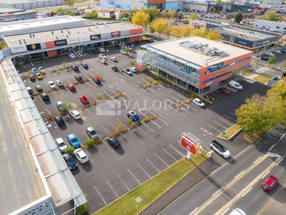 Valoris Real Estate vous propose un local commercial dans un centre commercial au coeur d'une zone commerciale en périphérie de Clermont Ferrand.